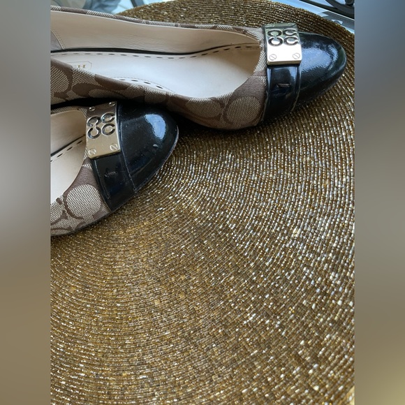 Coach Khaki Sig CC Pattern Close
Toe Wedge Dress Shoes w/Gold CC
Hardware - Picture 10 of 12